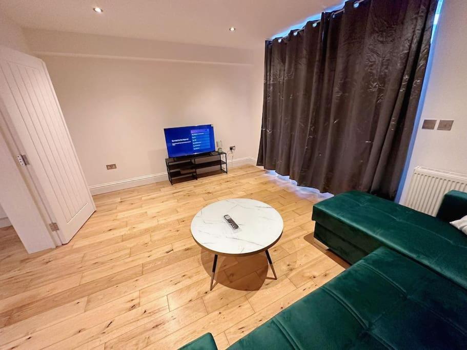 1 Bed Room Flat Near Central Лондон Екстериор снимка